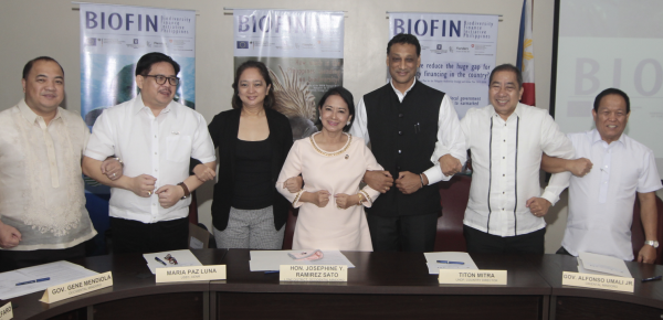 Congresswoman Sato (middle), UNDP, DENR, Mindoro Local Chief Executives and Legislators sign a Declaration of Cooperation to mainstream biodiversity conservation and implement finance solutions at the local level